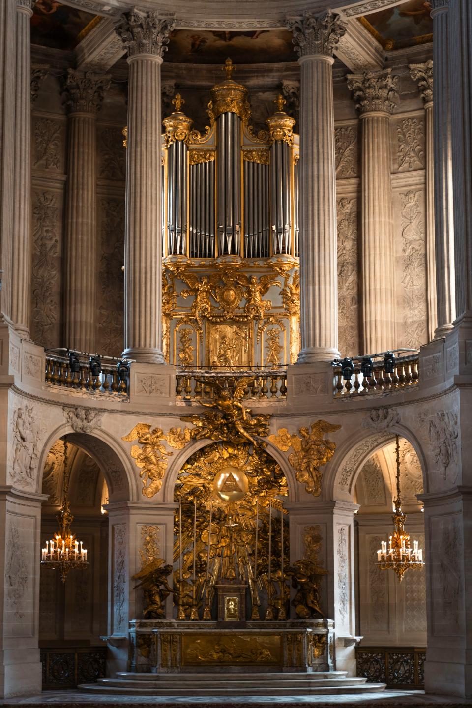 Orgue doré dans une église